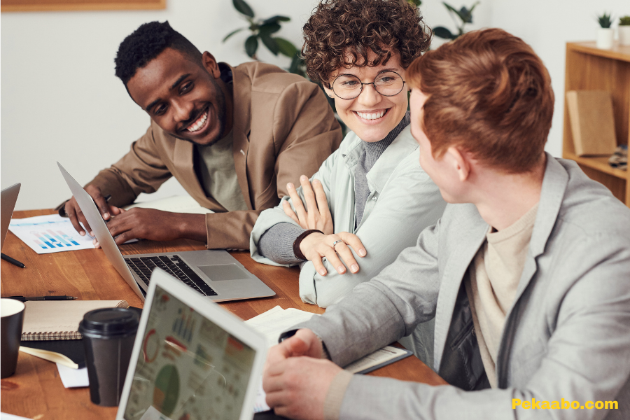 How to Pick an SEO Agency for SaaS Growth 2 SaaS marketing team evaluating SEO agency strategy for pipeline growth and lead generation